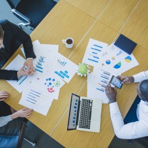 	Stratejik düşünce, bir kuruluşun uzun vadeli hedeflerine ulaşmak için sistematik bir yaklaşım benimsemesidir. Yöneticiler için bu beceri, günümüzün hızla değişen iş dünyasında hayati önem taşır.  